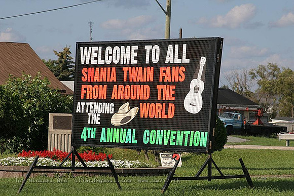20060801_timmins(on)_shania_sign_IMG_4803